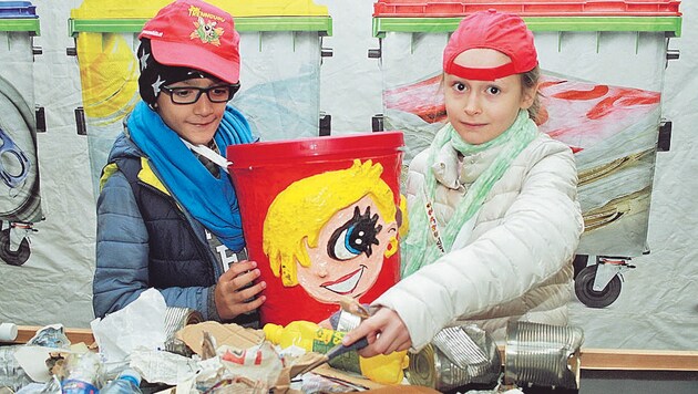 Die Kinder lernen Müll trennen (Bild: Christoph Gantner)