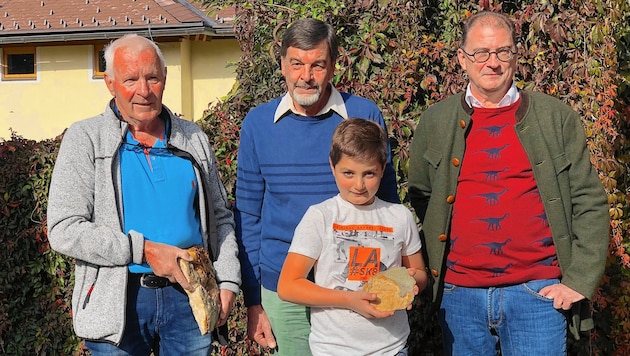 Hans Peter Schönlaub mit den beiden Findern Elias und Karl Heinz Oppl sowie dem Grazer Professor Bernhard Hubmann (Bild: Wallner Hannes)