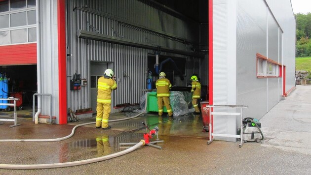 Die Feuerwehrleute legten die Flasche in ein Wasserbad um sie weiter zu kühlen. (Bild: LPD Salzburg)