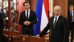 3. Oktober 2018: Österreichs damaliger Kanzler Sebastian Kurz trifft Russlands Präsident Wladimir Putin. Man spricht über sukzessive Aufhebungen von Sanktionen und besiegelt die Abhängigkeit vom Russen-Gas bis 2040. (Bild: AP)
