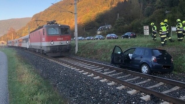 Das Auto der Frau stand mit einem Rad auf dem Gleis. Der Zug hätte es erfasst. (Bild: LPD)