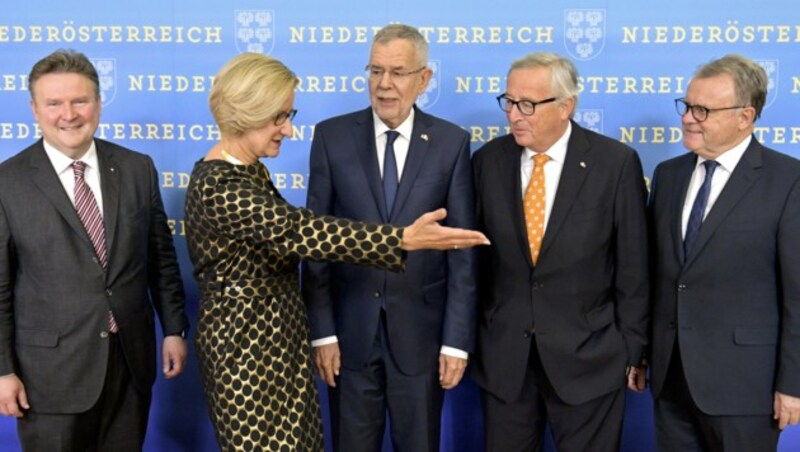 Bürgermeister Michael Ludwig, Landeshauptfrau Johanna Mikl-Leitner, Bundespräsident Alexander Van der Bellen, EU-Kommissionspräsident Jean-Claude Juncker und Landeshauptmann Hans Niessl (Bild: APA/HERBERT NEUBAUER)