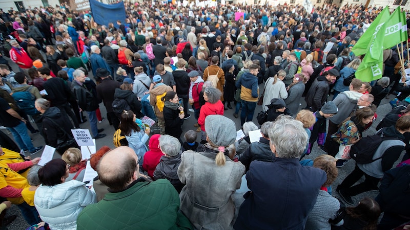 Back in October 2018, numerous protesters came together to demonstrate against Türkis-Blau. (Bild: APA/GEORG HOCHMUTH)