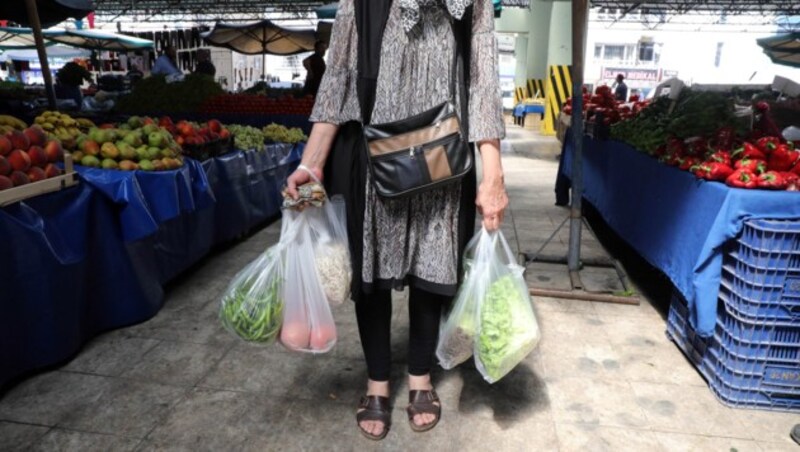 Eine Frau auf einem Lebensmittelmarkt im Zentrum von Ankara (Bild: AFP)