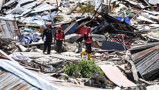 Rettungsteams suchen eine Woche nach Beben und Tsunami in Indonesien noch immer nach Überlebenden in den Trümmern - mit schwindender Hoffnung. (Bild: AFP)