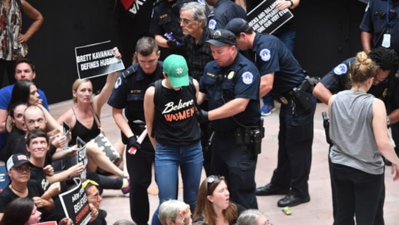 Hunderte Demonstranten wurden festgenommen. (Bild: APA/AFP/Nicholas Kamm)