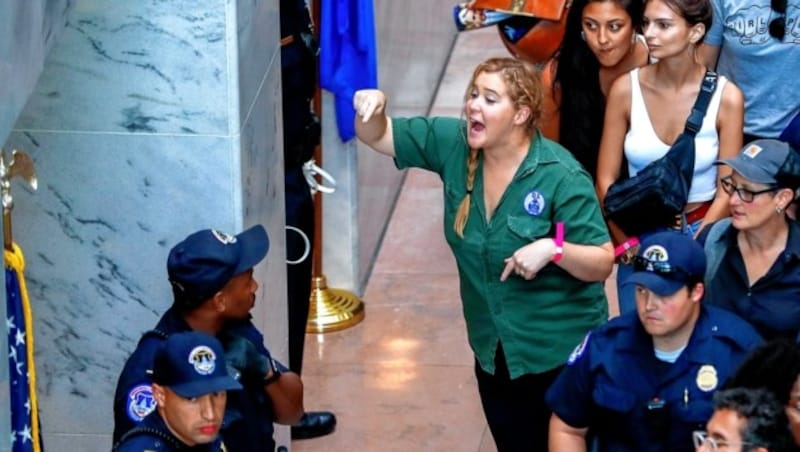 Amy Schumer legt sich beim Protest gegen Brett Kavanaugh mit den Polizisten an. Auch Emily Ratajkowski war dabei. (Bild: EPA)