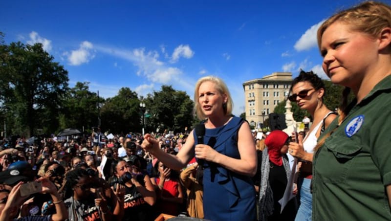 Amy Schumer und Emily Ratajkowski beim Protest gegen Brett Kavanaugh (Bild: AP)