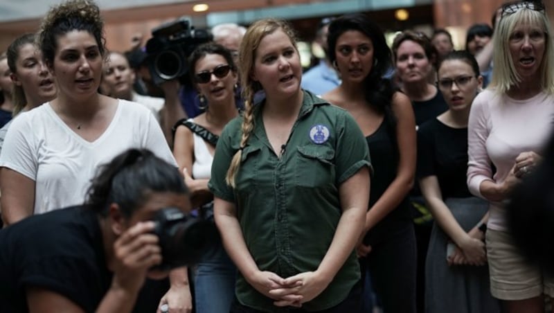 Amy Schumer und Emily Ratajkowski mischten sich unter die Demonstrantinnen. (Bild: 2018 Getty Images)