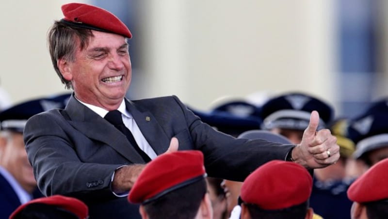 Bolsonaro in einer Kadettenschule (Bild: AP)