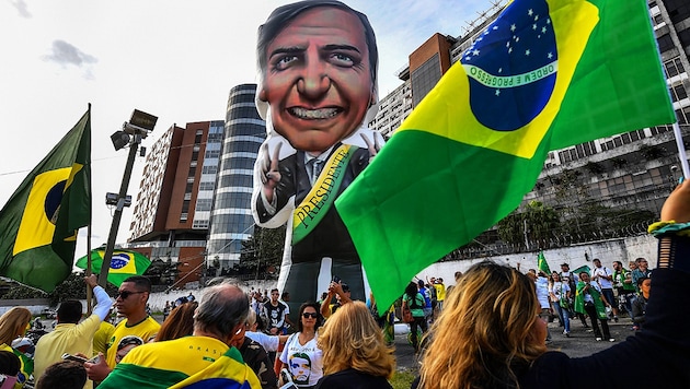 Mit einer überlebensgroßen Puppe von Jair Bolsonaro feiern seine Anhänger den extremistischen Ex-Offizier bereits als neuen Präsidenten Brasiliens. (Bild: AFP )