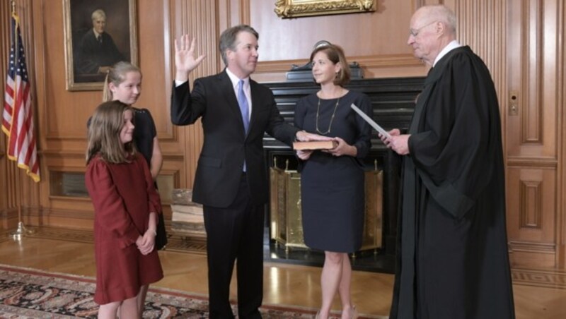 Richter Anthony M. Kennedy vereidigt Brett M. Kavanaugh als neuen US-Höchstrichter. (Bild: AFP)