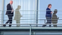 CSU-Chef Horst Seehofer stärkt CDU-Chefin Angela Merkel den Rücken, doch in der Union wird bereits über ihre Nachfolge diskutiert. (Bild: AFP)