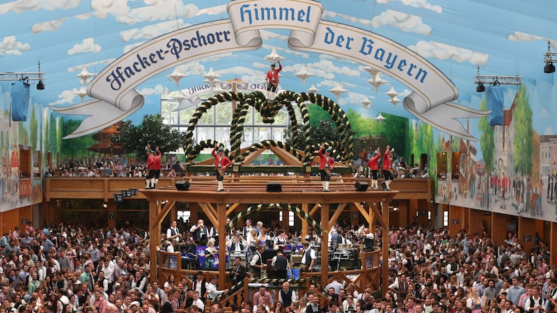 Despite the high prices, the world's largest folk festival is still popular: the visitor record was broken in 2023. (Bild: APA/dpa/Karl-Josef Hildenbrand)