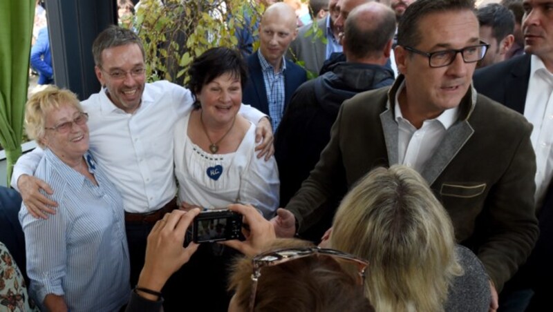 Innenminister Kickl posiert beim FPÖ-Familienfest mit weiblichen Fans für ein Foto. (Bild: APA/HERBERT P. OCZERET)