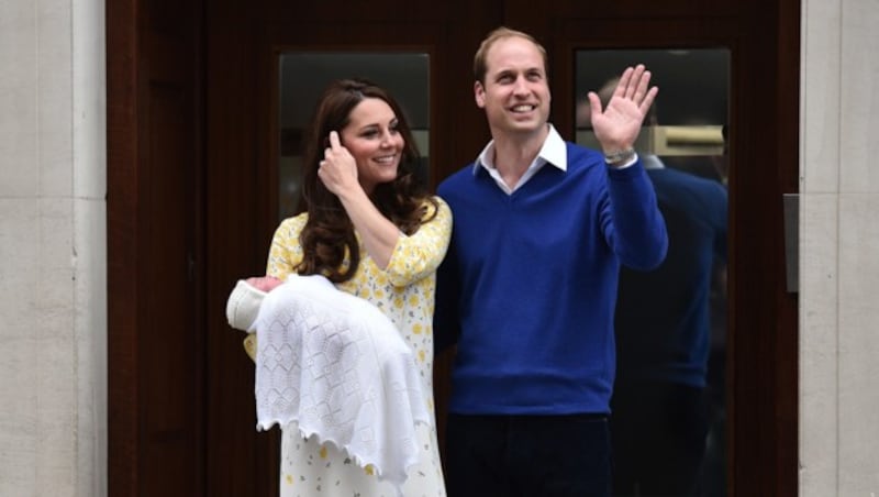 Kate und William nach der Geburt von Tochter Charlotte im Jahr 2015 (Bild: AFP)