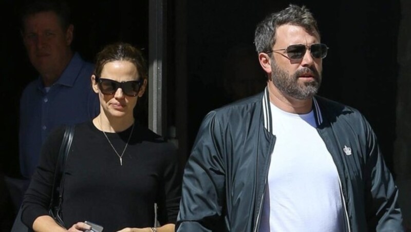 Jennifer Garner und Ben Affleck sind geschieden. Das Foto zeigt die Hollywoodstars nur wenige Tage vor der Scheidung bei einem gemeinsamen Kirchgang mit den Kindern. (Bild: www.PPS.at)