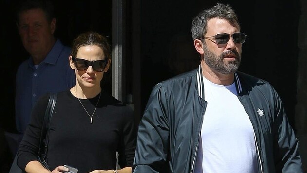 Jennifer Garner und Ben Affleck sind geschieden. Das Foto zeigt die Hollywoodstars nur wenige Tage vor der Scheidung bei einem gemeinsamen Kirchgang mit den Kindern. (Bild: www.PPS.at)