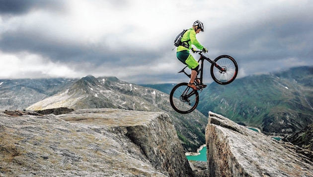 Florian springt über gefährliche Felsen und macht Salti. Er tobt sich in den Bergen aus. (Bild: Florian Lerchbaumer)