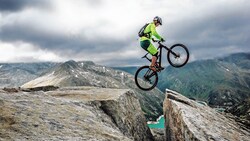 Florian springt über gefährliche Felsen und macht Salti. Er tobt sich in den Bergen aus. (Bild: Florian Lerchbaumer)