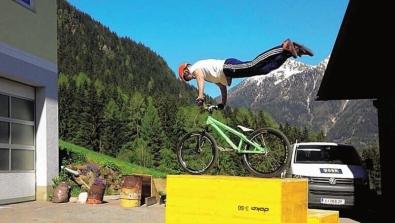 Zu Hause in Stall trainiert Florian Lerchbaumer seine Tricks und Kunststücke auf solchen selbst gebauten Rampen. (Bild: Florian Lerchbaumer)