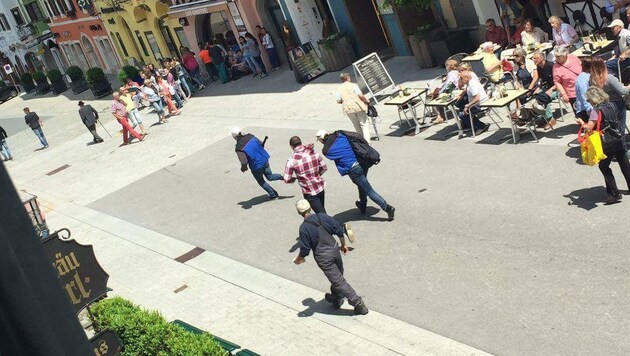Beim Überfall in Kitzbühel am 3. Juni 2016 flüchteten die Gauner mitten durch die Kitzbüheler Fußgängerzone. (Bild: zoom.tirol)