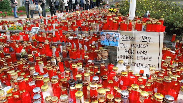 Tod von Jörg Haider, Kerzen vor Landesregierung (Bild: KRONEN ZEITUNG)