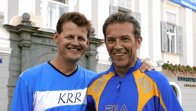 Jörg Haider, der Marathonläufer: Hier posierte er mit Christian Scheider vor dem Start zum Klagenfurter Stadtlauf. (Bild: zVg)