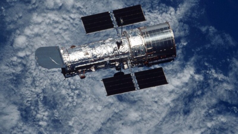 Das Weltraumteleskop „Hubble“ im Erdorbit (Bild: NASA)