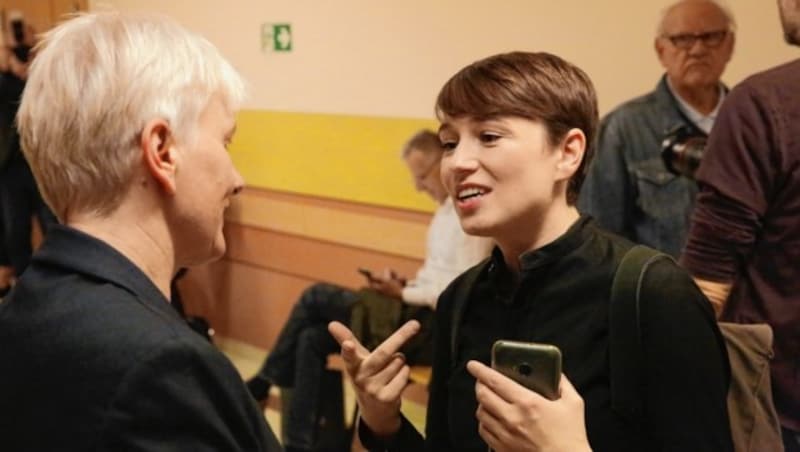 Sigrid Maurer mit ihrer Anwältin (Bild: Jöchl Martin)