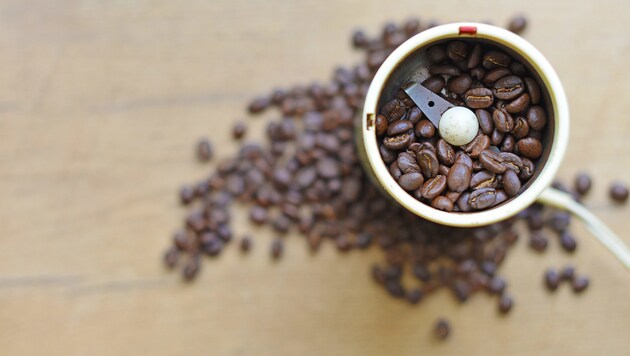 Wer seine Kaffeebohnen selbst mahlt, erhält einen feineren, aromatischeren Kaffee. (Bild: ©dmitrimaruta - stock.adobe.com)