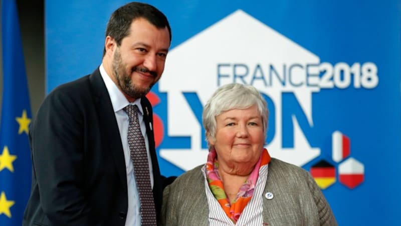 Italiens Innenminister Matteo Salvini gemeinsam mit seiner französischen Amtskollegin Jacqueline Gourault am Rande des G6-Treffens in Lyon (Bild: AP)