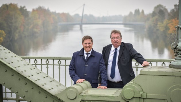 Die Bürgermeister Andreas Rabl (links, Wels) und Andreas Stockinger (Thalheim) schmieden ganz konkrete Fusionspläne. (Bild: Markus Wenzel)