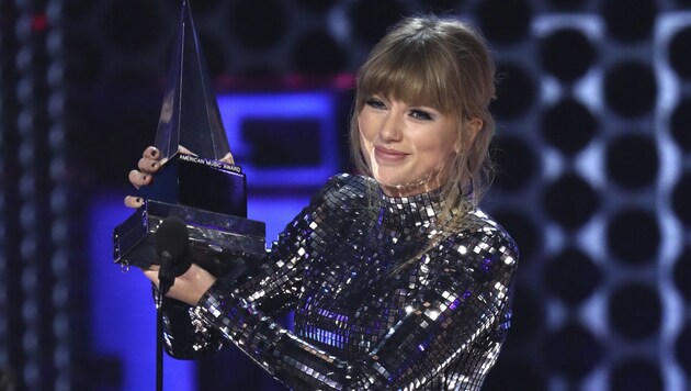 Taylor Swift räumte insgesamt vier Preise ab und stößt Whitney Houston vom Thron. (Bild: Invision)