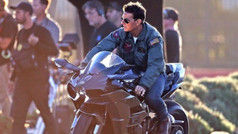 1986 war der Film „Top Gun“ der Durchbruch des damals 24-Jährigen Tom Cruise. Das Foto zeigt den Star bei den Dreharbeiten zu „Top Gun: Maverick“ auf einer Kawasaki Ninja H2R . (Bild: www.PPS.at)