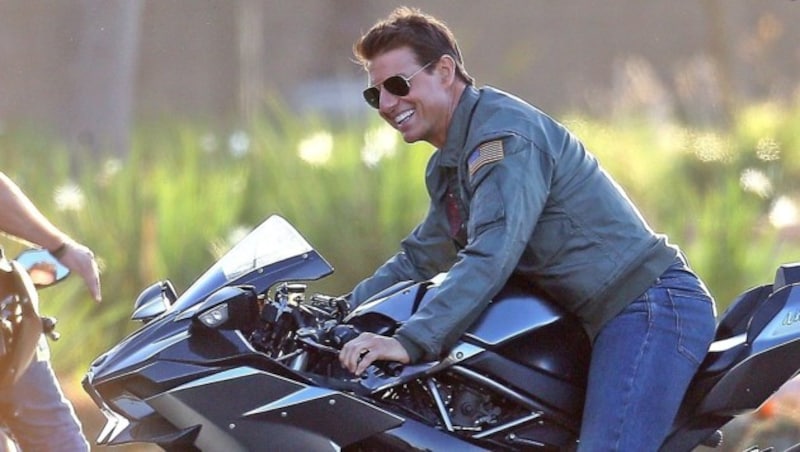 Tom Cruise ist wieder Pete „Maverick“ Mitchell mit Fliegerjacke und Aviator-Sonnenbrille. (Bild: www.PPS.at)