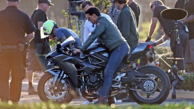 Tom Cruise macht sich am Filmset von „Top Gun: Maverick“ mit dem schnellsten Motorrad der Welt vertraut. (Bild: www.PPS.at)