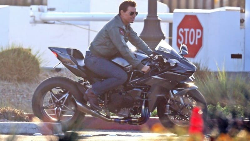 Tom Cruise fährt am Set von „Top Gun: Maverick“ einige Runden am Motorrad. (Bild: www.PPS.at)