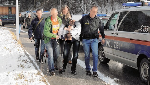 Zwei Serben flüchteten 2011 mit einem Polizeiauto bis nach Aldrans. (Bild: Zoom.Tirol)