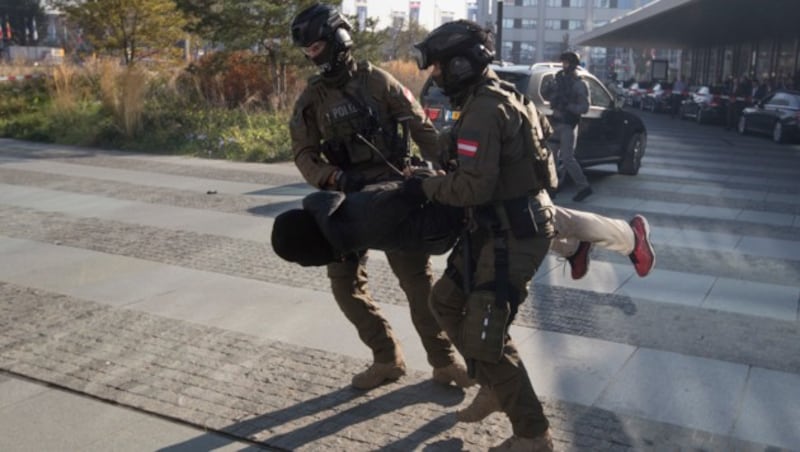 Großübung beim Europol-Hauptquartier (Bild: AP)