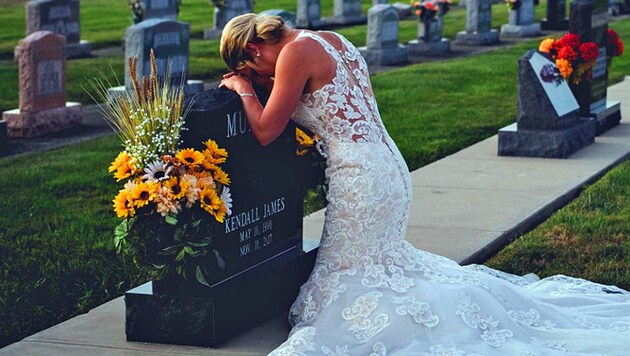 Jessica Padgett gab ihrem Verlobten Kendall Murphy auf dem Friedhof das Jawort. (Bild: facebook.com/Loving Life Photography)