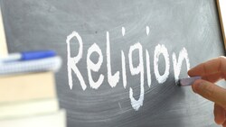 Für Religionslehrer zeigt sich ein reges Interesse der Schüler an Gott, der Bibel und jeglichen Sinnfragen. (Bild: ©jdjuanci - stock.adobe.com)