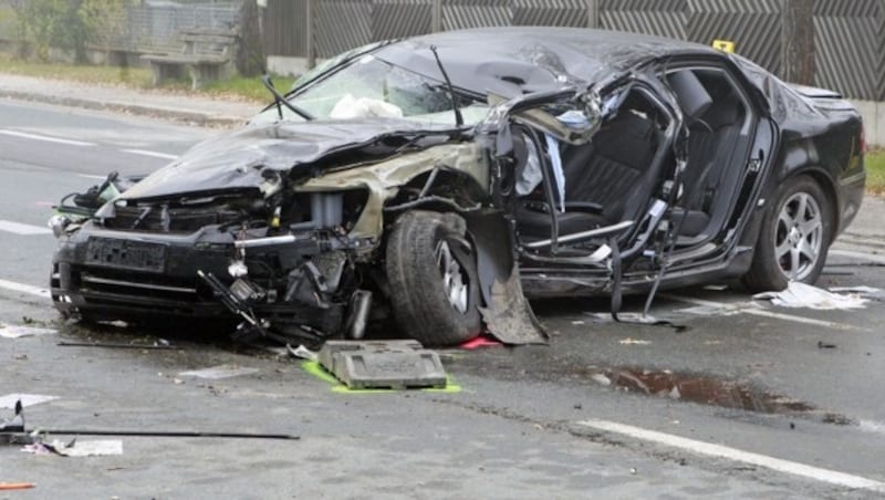 Das Wrack des VW Phaeton: Wie es zu dem Unfall kam, beschäftigt die Menschen noch immer. (Bild: APA/Gert Eggenberger)