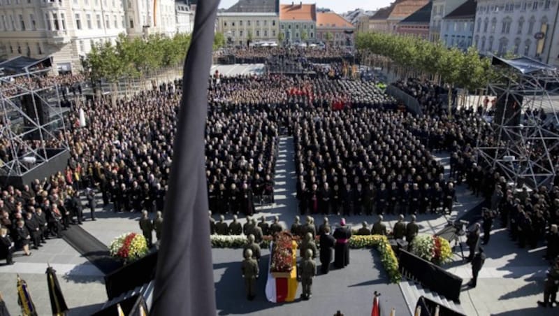 Der Klagenfurter Neue Platz beim Abschied von Jörg Haider am 18. Oktober 2008: Das offizielle Österreich nahm an der Beisetzungsfeier teil. (Bild: AFP)