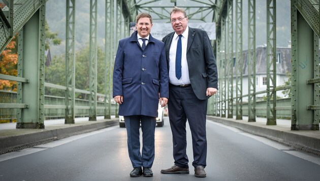 Die Bürgermeister Andreas Rabl aus Wels und Andreas Stockinger (r.) aus Thalheim wollen in zehn Jahren die Bevölkerung über eine Fusion abstimmen lassen. (Bild: Markus Wenzel)