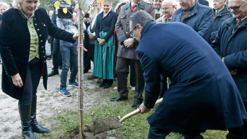 Heinz-Christian Strache und Claudia Haider pflanzten einen Baum. (Bild: APA/GERT EGGENBERGER)