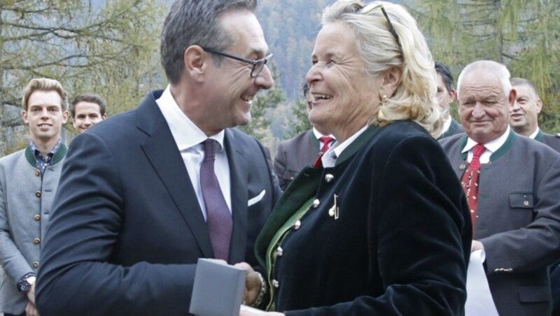 Heinz-Christian Strache und Haiders Witwe Claudia (Bild: APA/GERT EGGENBERGER)