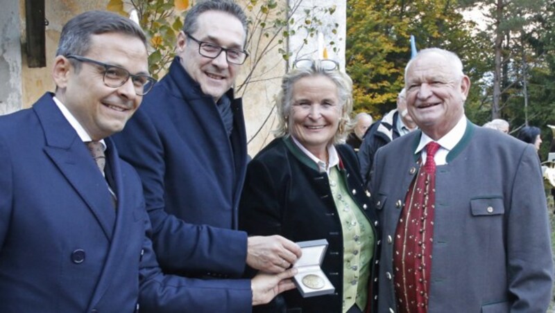 Gerald Grosz, FPÖ-Chef Heinz-Christian Strache, Witwe Claudia Haider und der ehemalige FPÖ-Vizekanzler Herbert Haupt (Bild: APA/GERT EGGENBERGER)