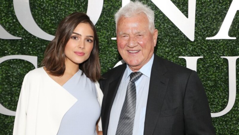 Frank Stronach posiert bei einem Event der Stronach Group mit Miss Universe 2012, Olivia Culpo. (Bild: AFP)