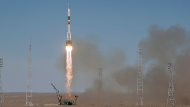 Der Start der Sojus-Trägerrakete vom kasachischen Weltraumbahnhof Baikonur (Bild: AP)